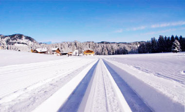 Langlaufen bei Sonnenuntergang