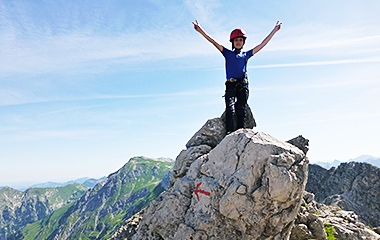 Kind beim Bergsteigen