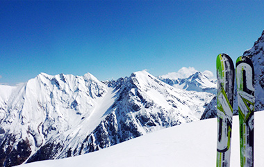 Ski vor Berglandschaft
